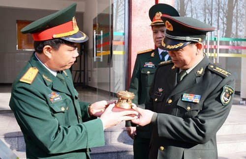 陈曰能中校向黎力大校赠送纪念品。