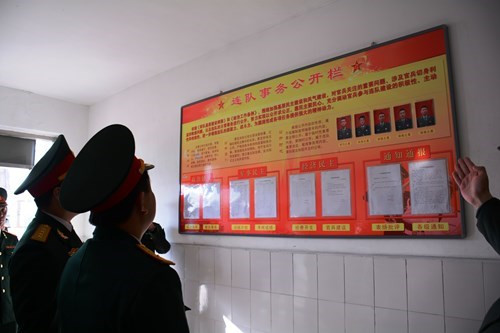 越南人民军年轻军官代表团参观警卫3师的荣誉室。