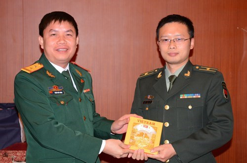 陈曰能中校向中国人民解放军年轻军官代表赠送纪念品。