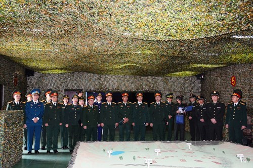 越南人民军年轻军官代表警卫3师官兵开展综合参谋技能实际操作。