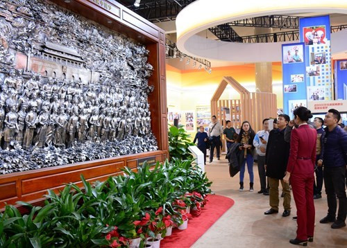 越南人民军青年军官代表团参观中国5周年成就展（2012-2015）。