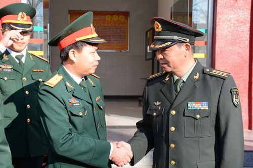 中国人民解放军警卫3师副师长黎力大校欢迎陈曰能中校一行来访。