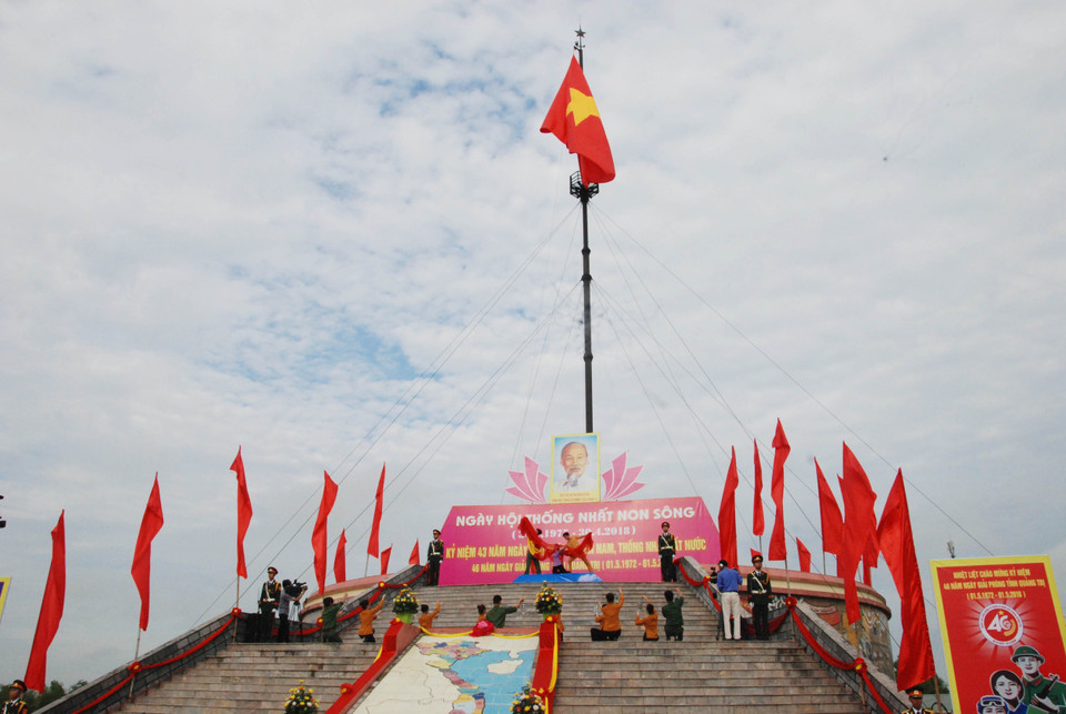 2018年“江山统一”节期间举行的升旗仪式场景。越通社记者 清水 摄