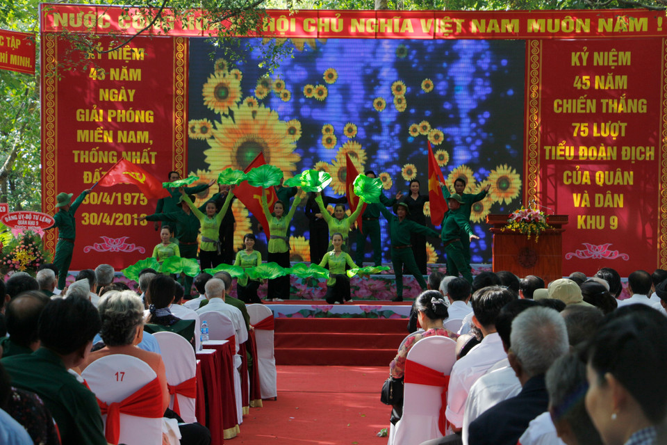 4月30日，越南后江省举行越南南方解放、国家统一43周年庆典。图为庆典上的表演节目。越通社记者 洪泰 摄