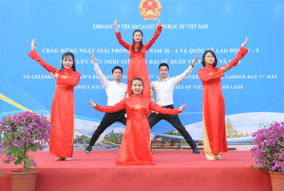 越南大学生的艺术表演节目。越通社记者 梁俊 摄