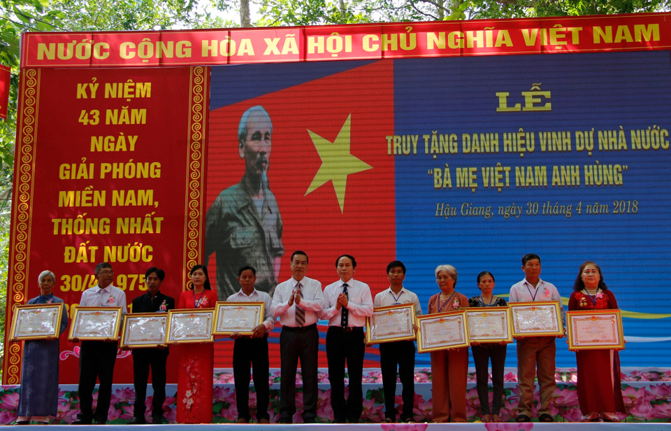 庆典上举行的“越南英雄母亲”称号追授仪式。越通社记者 洪泰 摄