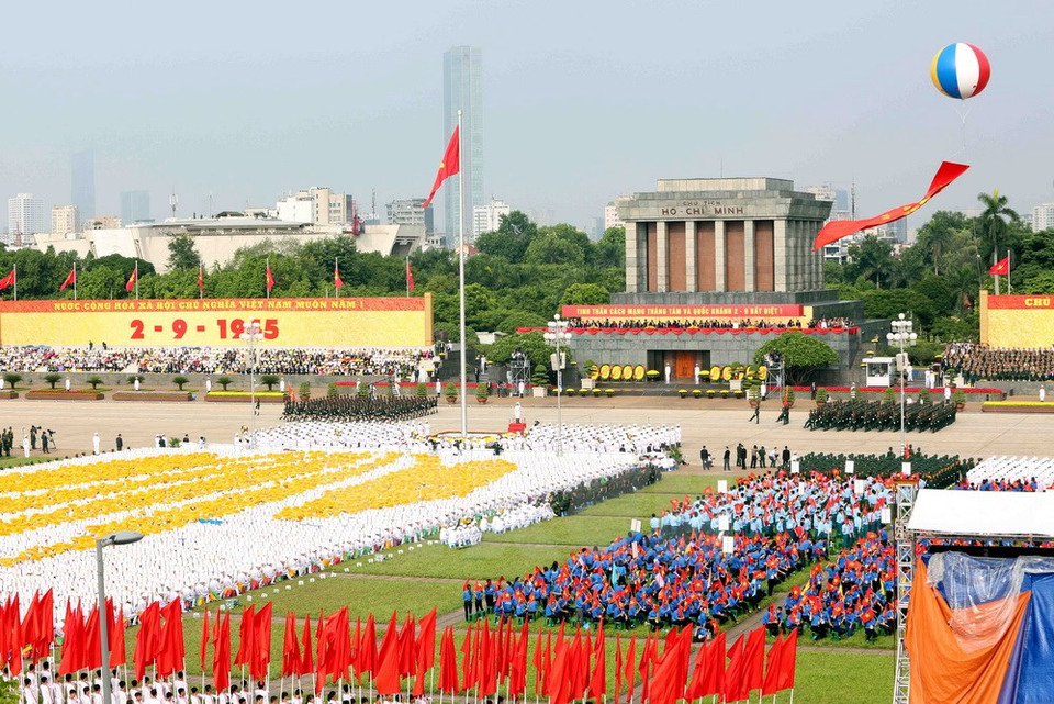 在巴亭广场举行的盛大阅兵和游行活动。（图片来源：越通社）