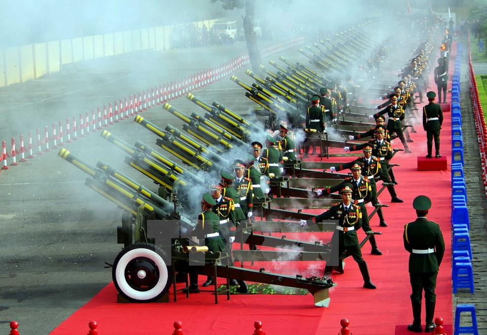 鸣炮21响的礼仪，喜迎国庆节。（图片来源：越通社）