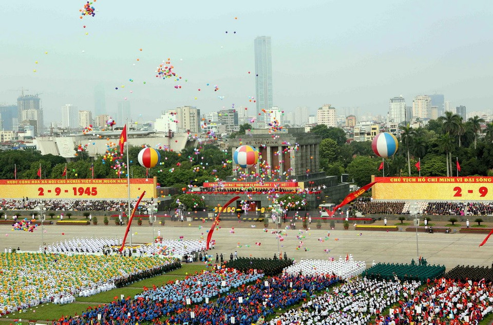在巴亭广场举行的盛大阅兵和游行活动。（图片来源：越通社）