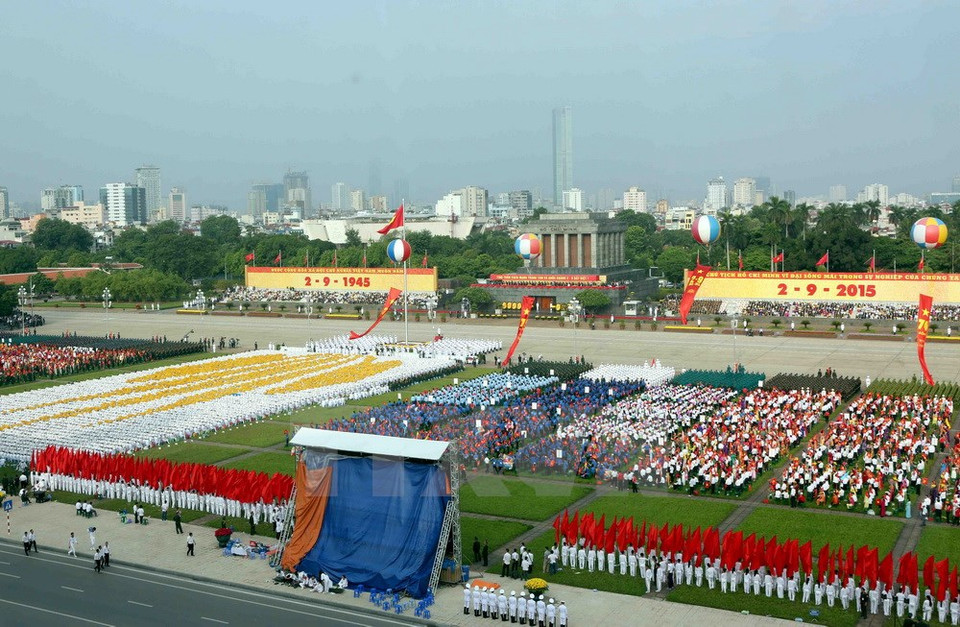在巴亭广场举行的盛大阅兵和游行活动。（图片来源：越通社）