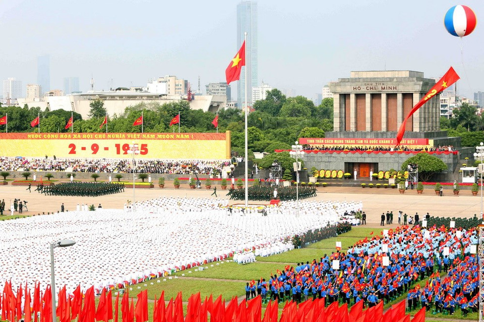 在巴亭广场举行的盛大阅兵和游行活动。（图片来源：越通社）