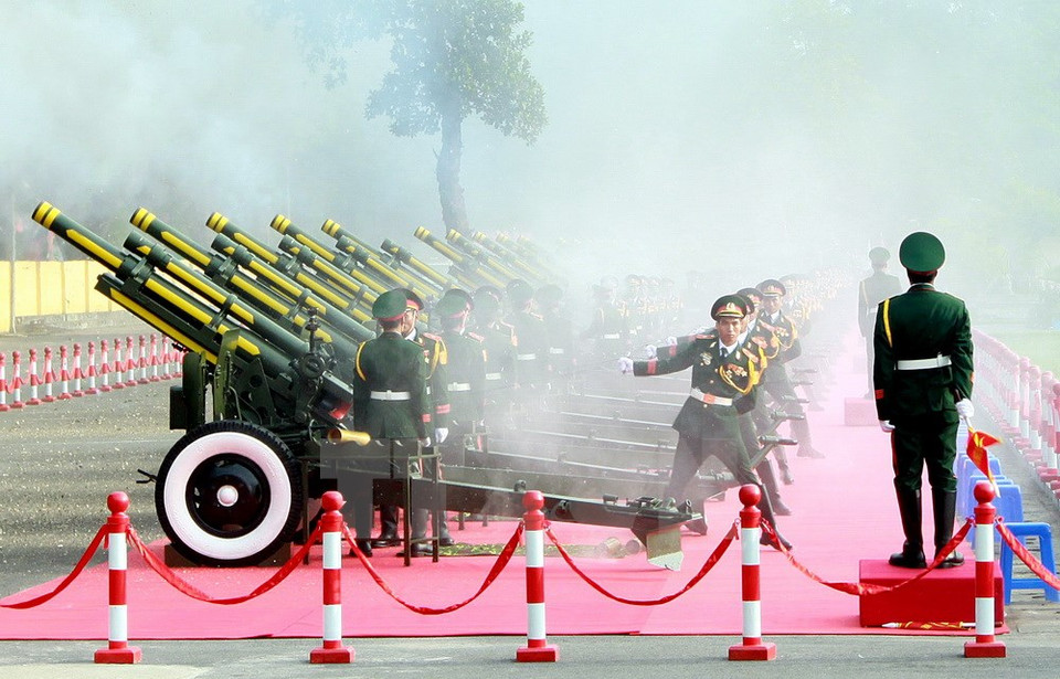 鸣炮21响的礼仪，喜迎国庆节。（图片来源：越通社）