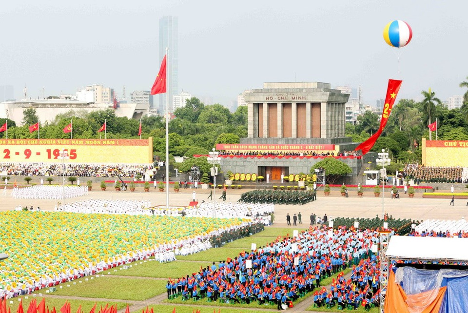在巴亭广场举行的盛大阅兵和游行活动。（图片来源：越通社）