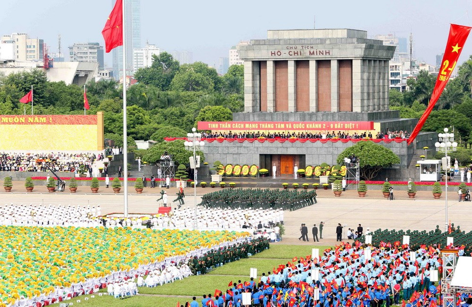 在巴亭广场举行的盛大阅兵和游行活动。（图片来源：越通社）