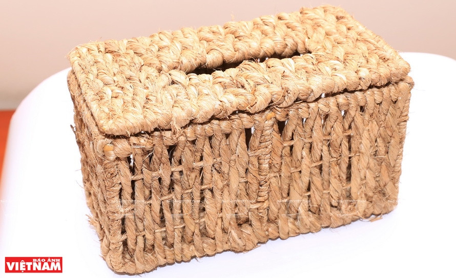 使用香蕉树纤维编织的各种手工艺品。图自 越通社