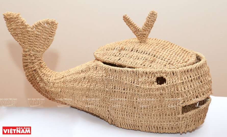 使用香蕉树纤维编织的各种手工艺品。图自 越通社