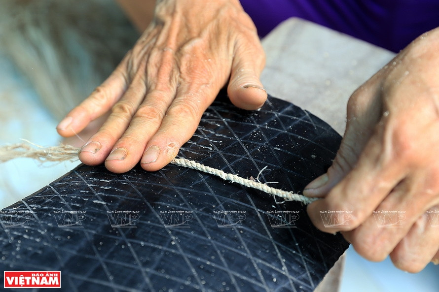 工匠们使用香蕉树纤维编织挂绳。图自 越通社