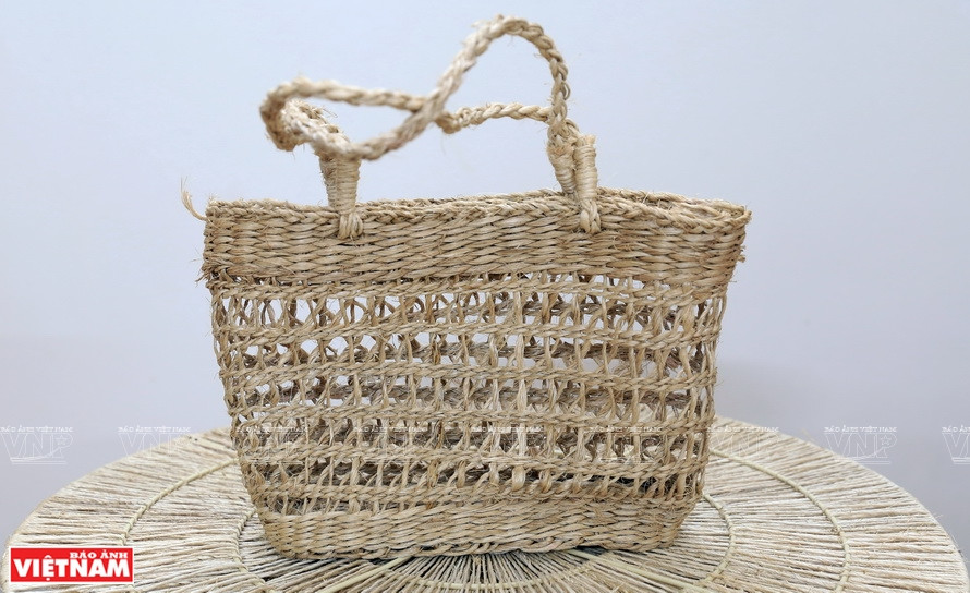 使用香蕉树纤维编织的各种手工艺品。图自 越通社