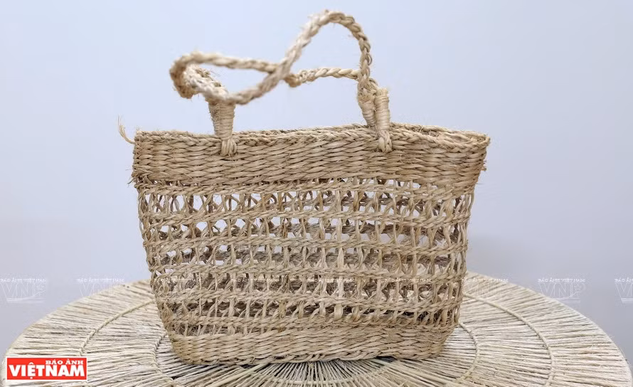 使用香蕉树纤维编织的各种手工艺品。图自 越通社