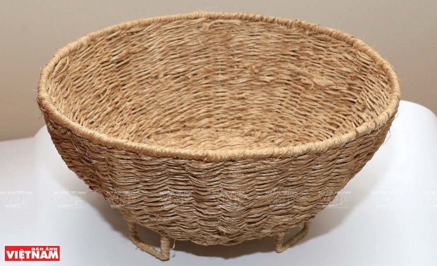 使用香蕉树纤维编织的各种手工艺品。图自 越通社