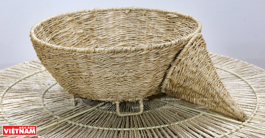 使用香蕉树纤维编织的各种手工艺品。图自 越通社