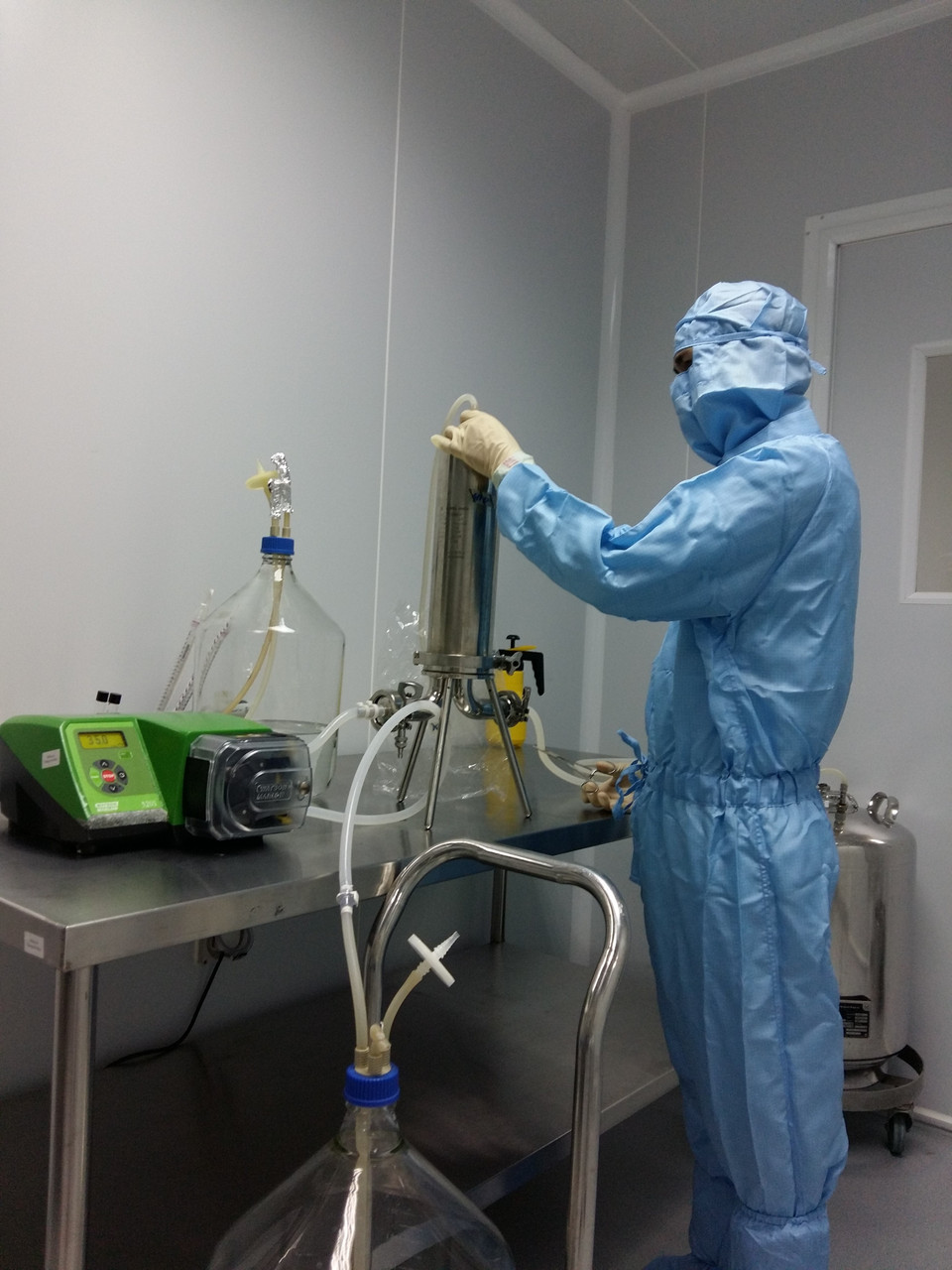 庆和省甘林县疫苗生产厂里的疫苗研发流程。图自越通社