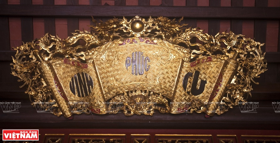 荣福寺正殿里的横幅。图自越通社