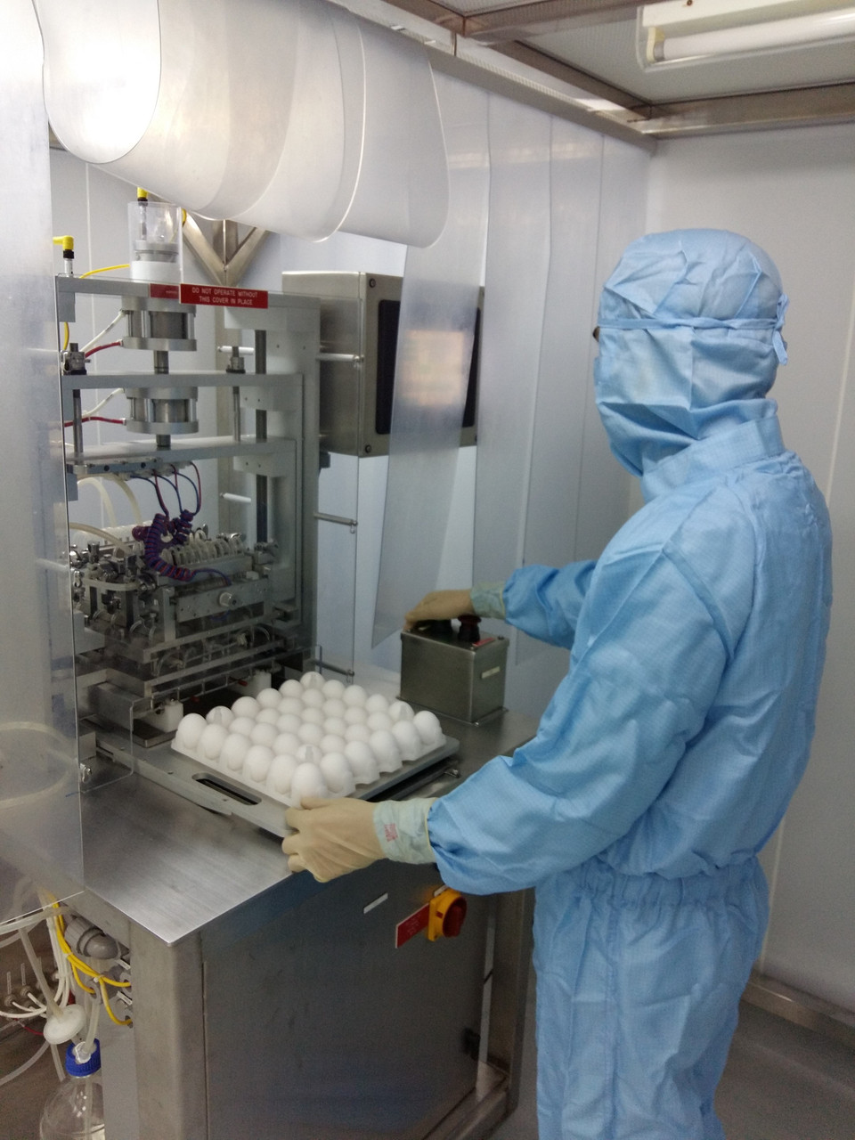 对鸡蛋进行照相——庆和省甘林县疫苗生产厂里Covivac疫苗研发流程的步骤之一。图自越通社