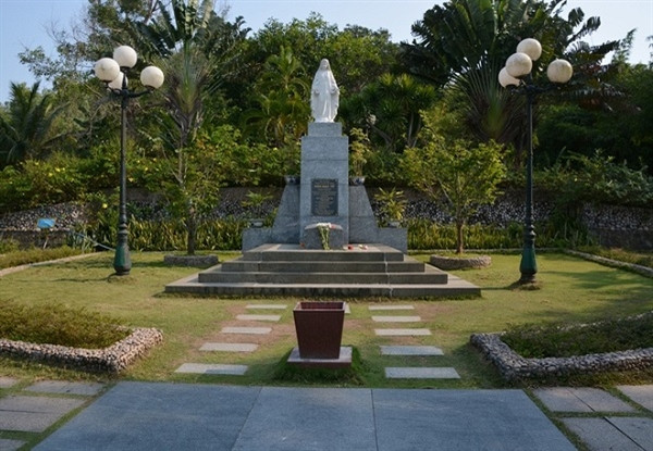 探访韩墨子诗院：从石坡（梦琴坡）沿着弯弯曲曲的石路，欣赏浪漫的自然风光。到石坡半腰悼念韩墨子陵墓，吟诵被刻在片石上的诗篇。