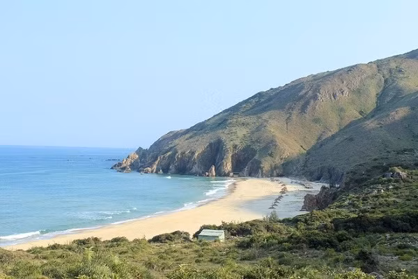 圻咯海滩上扎营：一面滨海，三面靠山，景观荒疏，山清水秀。游客在圻咯海滩扎营，晚上可倾听海浪扑岸的声音，早晨可欣赏太阳。