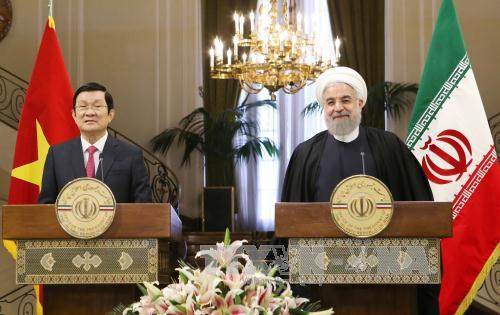  伊朗总统哈桑·鲁哈尼与越南国家主席张晋创举行新闻发布会，通报会谈结果。（图片来源：越通社）