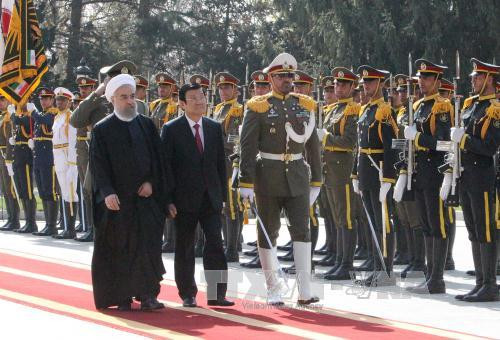  伊朗总统哈桑·鲁哈尼在伊朗总统府以最高规格礼遇欢迎越南国家主席张晋创一行到访。（图片来源：越通社）