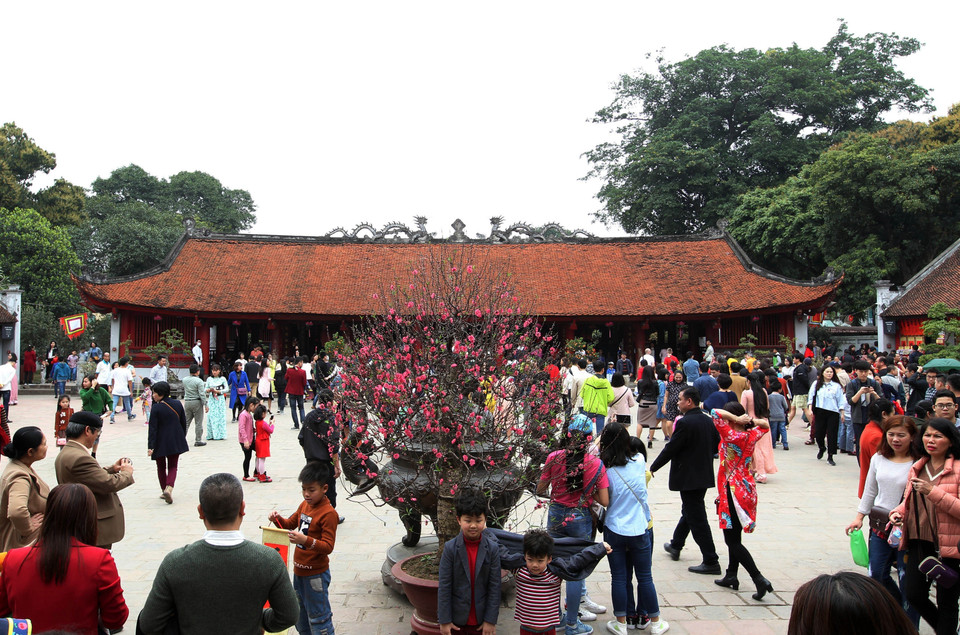 数千名国内外游客前往文庙-国子监参观。越通社记者 国庆 摄