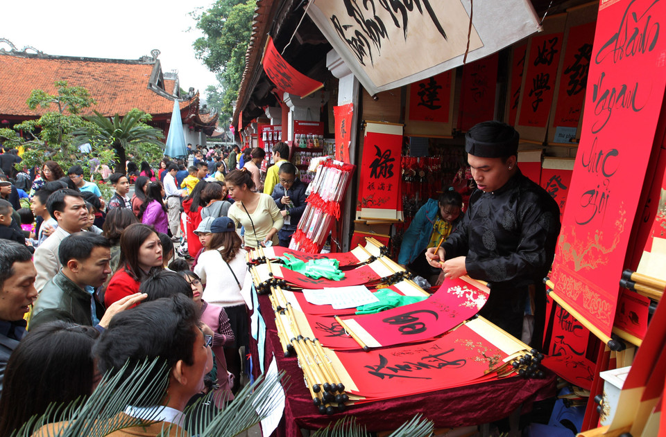 数千名国内外游客前往文庙-国子监参观。越通社记者 国庆 摄