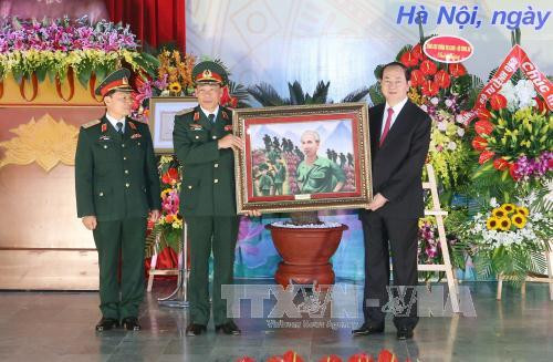 陈大光主席向越南国防学院赠送《胡伯伯与人民军行军》一画（图片来源：越通社）