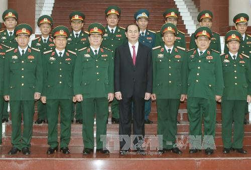 陈大光主席与越南国防学院领导干部合影（图片来源：越通社）