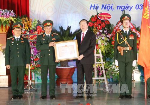 陈大光主席向越南国防学院颁发《一级独立勋章荣誉证书》（图片来源：越通社）