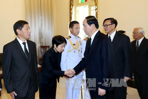  陈大光主席对大使馆干部职员表示深深的哀悼。（图片来源：越通社）