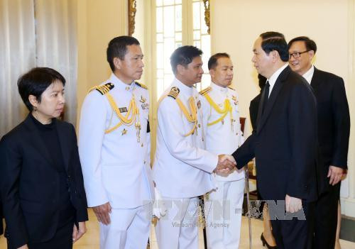  陈大光主席对大使馆干部职员表示深深的哀悼。（图片来源：越通社）