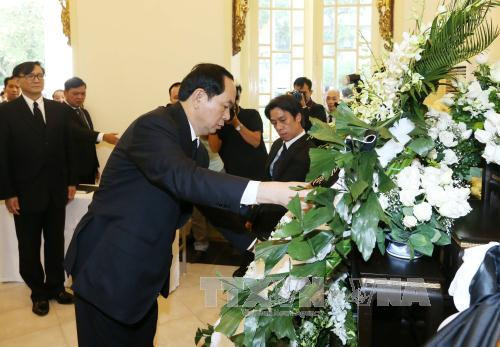  越南国家主席陈大光率领越南国家、国会和政府高级代表团前往泰国驻越使馆，吊唁泰国国王普密蓬逝世。（图片来源：越通社）