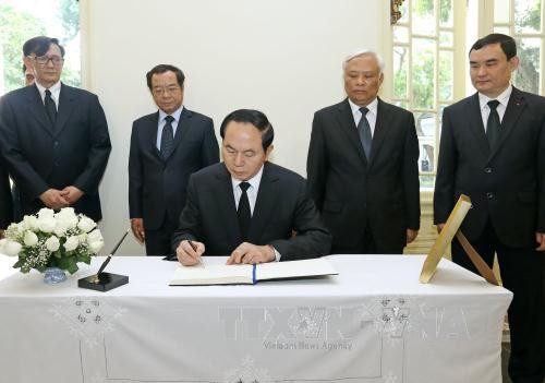  越南国家主席陈大光在吊唁簿上题词。（图片来源：越通社）