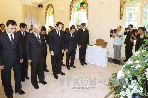  越南国家主席陈大光率领越南国家、国会和政府高级代表团前往泰国驻越使馆，吊唁泰国国王普密蓬逝世。（图片来源：越通社）