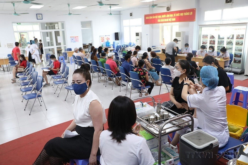 为了快速提高新冠疫苗覆盖率，限制疫情传播，河内区卫生中心加大新冠疫苗接种工作，特别是第3剂和第4剂（2022年8月）。图自越通社