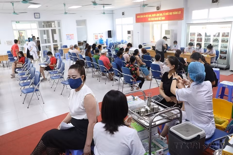 为了快速提高新冠疫苗覆盖率，限制疫情传播，河内区卫生中心加大新冠疫苗接种工作，特别是第3剂和第4剂（2022年8月）。图自越通社