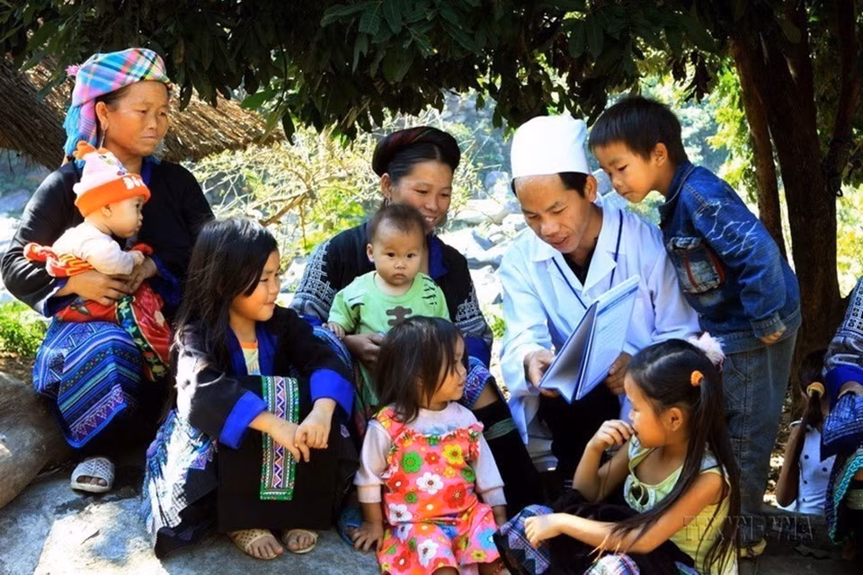 安沛省木江界县湖邦乡医护人员指导人民在季节变更期间预防疾病、抗击流行病。 图自越通社