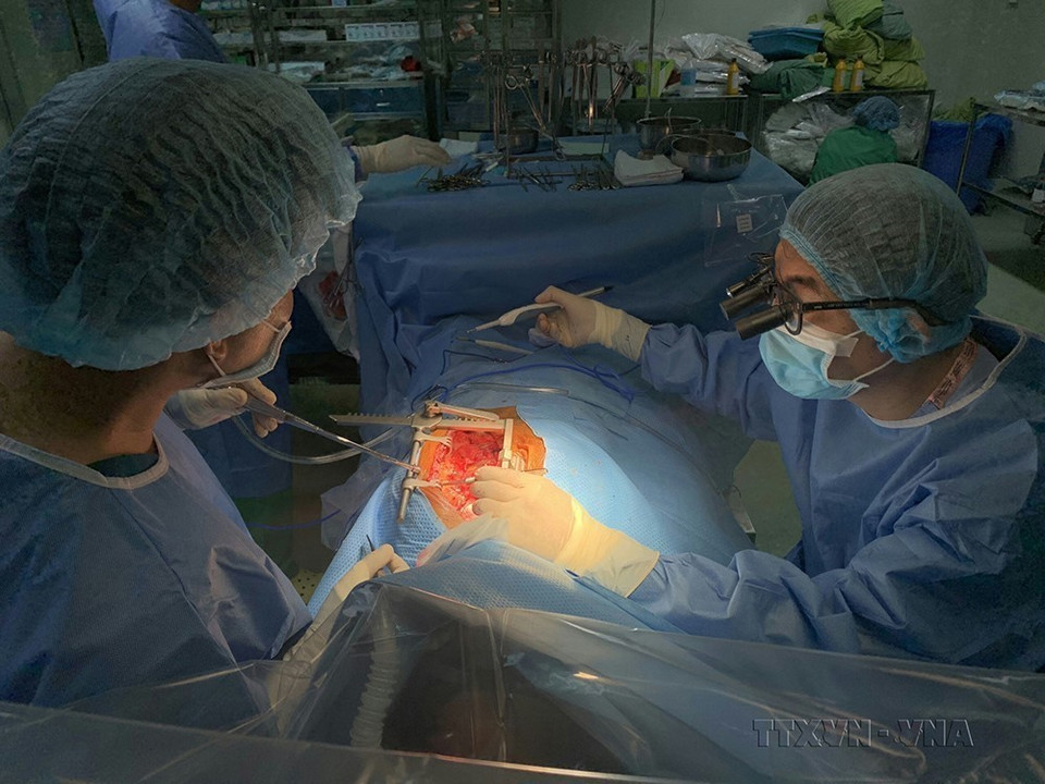 芹苴中央综合医院心脏中心通过反向输血技术成功挽救了稀有血型冠状动脉三支血管狭窄患者的生命（2020年11月）。图自越通社