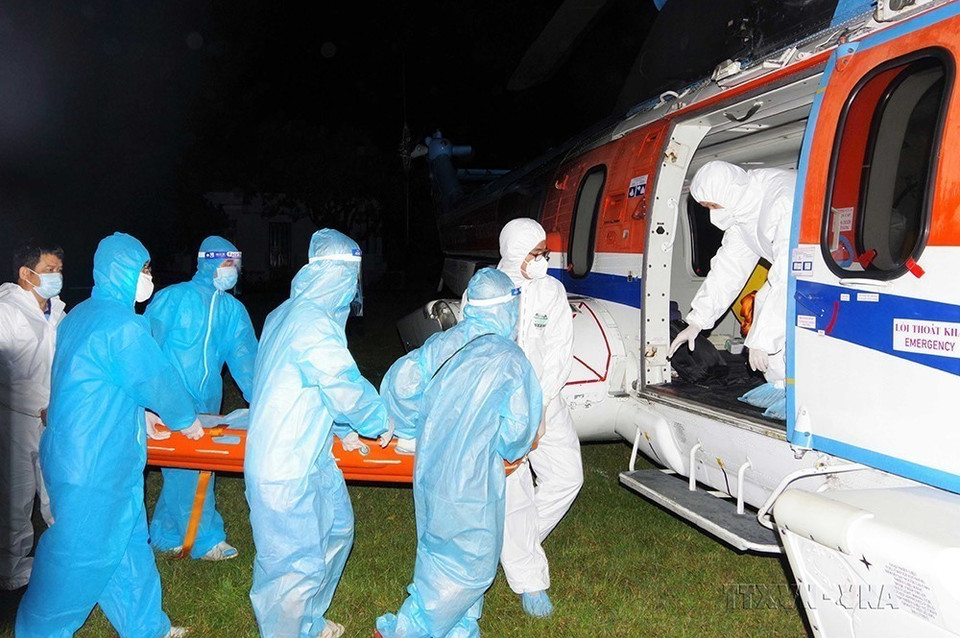 用直升飞机将急救病人从长沙岛运送到胡志明市175军医医院。图自越通社