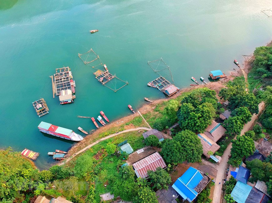 和平水库旅游区是该省旅游发展战略的核心，被列入到2035年和平水库国家旅游区坚实总体规划. 和平省的和平水库占地面积8900公顷，水容积100亿立方米，长70公里，最宽处2公里，深度80至100米。和平水库地处5个县市的19个乡，水库周边为岩石山，植物被丰富多样，拥有许多大小岛屿，拥有原始的自然景观和抒情的景色，被喻为陆地上的下龙湾。水库周边居住着芒族、岱族、傣族和瑶族。和平水库旅游潜力巨大，但最近两年该潜力还被唤起。图自Vietnam+