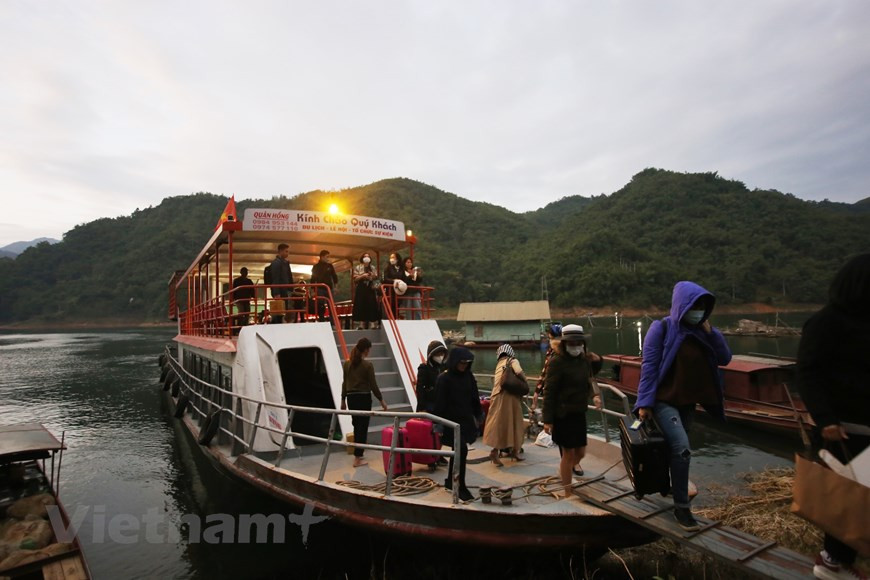 星期五下午15时从和平省高峰县通奈码头启程，在坐船约1小时30分钟后，游客将来到石碑村，这是沱北县前锋县最偏远的小村。石碑村距沱北镇35公里，是游客休闲、探索和体验这里芒族人乃至高山居民生活的力量目的地。这里还保留着大自然原始之美。石碑村大自然原始之美，当地居民热情好客和当地旅游服务规范有序。2018年，该村已荣获东盟社区旅游奖并成为具有吸引力的目的地。图自Vietnam+