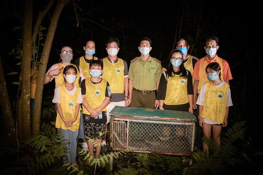 长期以来，菊芳国家公园已成为国内外著名的野生动物保护和救护工作之地。该公园还被视为大自然保护教育的“大校园”。在今年3月成功推出 “回家”旅游线路后，公园已举行“独特的中秋之夜，将野生动物放回大自然”活动。参加该活动的儿童们均为该公园昼夜执行保护森林、保护国家绿色之肺的护林员们的子女。该活动体现菊芳国家公园在新冠肺炎疫情的背景下努力保护公园野生动物任务的决心。图为参加活动的孩子们合影留念。图：Vietnam+